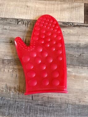 The‎ Pampered Chef Red Silicone Oven Mitt